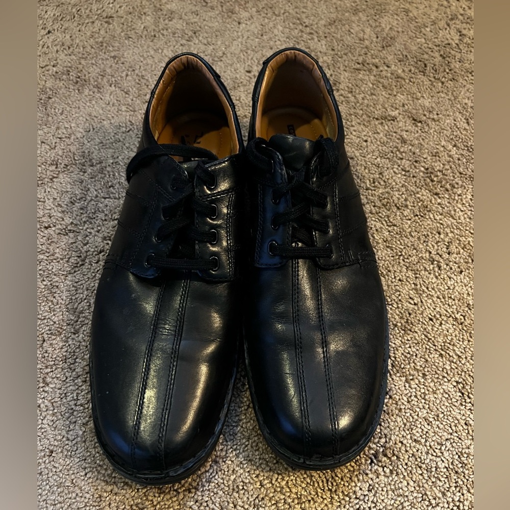 Clarks Black Leather Oxford Shoes with Lace-Up Design